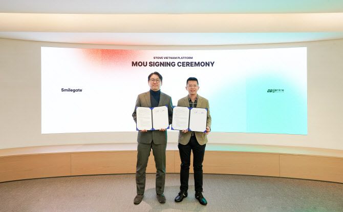 백영훈 스마일게이트 홀딩스 메가포트 부문 대표(왼쪽)와 레 비엣 호아 VTCO CEO(우)가 18일 서울시 강남구 오렌지플래닛에서 업무협약을 체결한 후 기념촬영을 하고 있다. (사진=스마일게이트)