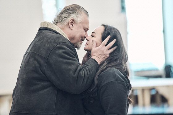 트리스탄과 이졸데 무대에 서는 성악가 브라이언 레지스터(트리스탄)와 엘리슈카 바이소바(이졸데). (사진=국립오페라단 제공).