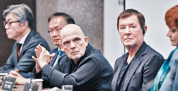 다음달 국내 초연하는 오페라 ‘트리스탄과 이졸데’의 제작진과 창작진의 모습. 왼쪽부터 최상호 국립오페라단 단장, 정재왈 서울시향 대표, 얍 판 츠베덴 서울시향 음악감독, 연출가 슈테판 메르키, 소프라노 캐서린 포스터. (사진=국립오페라단 제공).