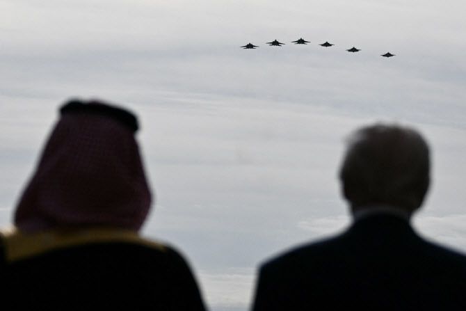 18일(현지시간) 백악관 회동에 앞서 F-35 전투기의 상공 비행으로 사우디아라비아의 실권자 무함마드 무함마드 빈 살만 왕세자(왼쪽)를 환영하는 도널드 트럼프 미국 대통령.(사진=AFP)