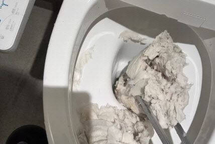 공항 화장실 변기가 휴지 뭉치로 막혀 있다. (사진=뉴스1)