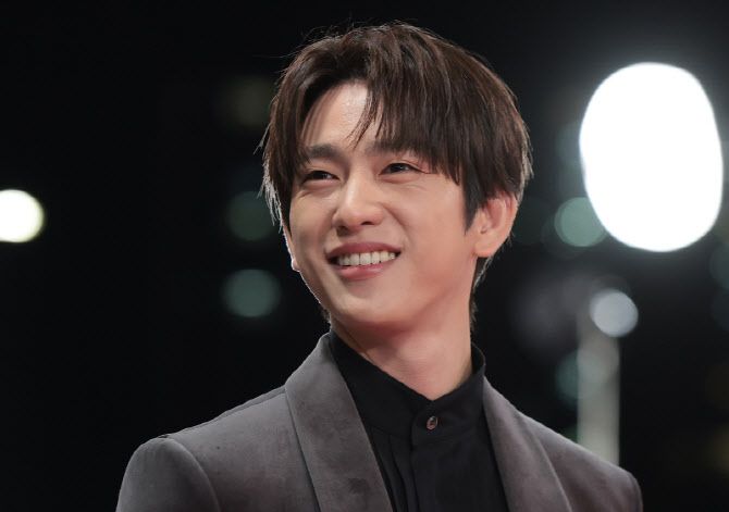 배우 박진영이 19일 오후 서울 영등포구 KBS홀에서 열린 제46회 청룡영화상 시상식에 참석해 레드카펫을 밟고 있다.