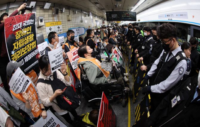 지난 4월 서울 지하철 4호선 혜화역 동대문 방면 승강장에서 열린 제62차 ‘출근길 지하철 탑니다’ 시위에서 전국장애인차별철폐연대(전장연) 회원들이 경찰·서울교통공사 직원 등과 대치하고 있다. (사진=뉴스1)
