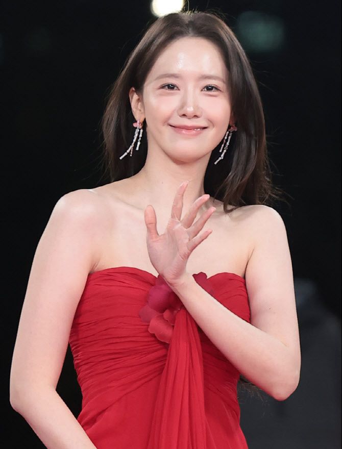 배우 임운아가가 19일 오후 서울 영등포구 KBS홀에서 열린 제46회 청룡영화상 시상식에 참석해 레드카펫을 밟고 있다.