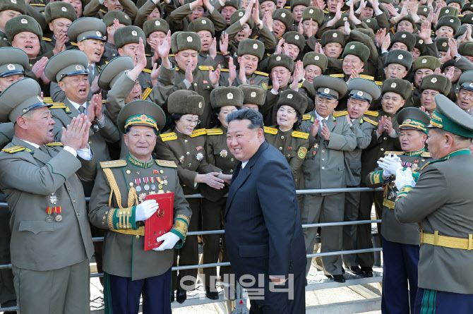 북한 노동신문은 19일 김정은 당 총비서가 ‘국가안전보위기관창립 80주년을 맞아 국가보위성, 사회안정성, 사법검찰기관을 방문해 간부들을 격려했다고 보도했다.[노동신문=뉴스1 제공]