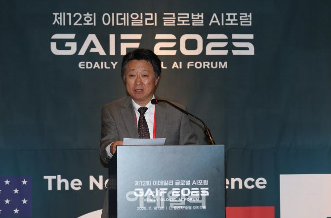 [이데일리 노진환 기자] 2025 이데일리 AI 코리아 대상 시상식이 18일 서울 더플라자 호텔에서 열렸다. 이상구 심사위원장이 심사평을 하고 있다.