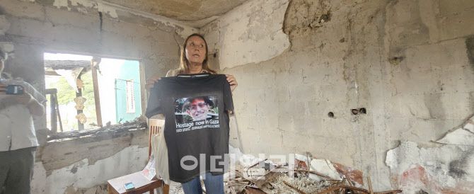 남부 키부츠 ‘니르 오즈’의 리타 립시츠씨가 하마스에 의해 사망한 가족과 친구들을 그리워하며 당시 상황을 전하고 있다.