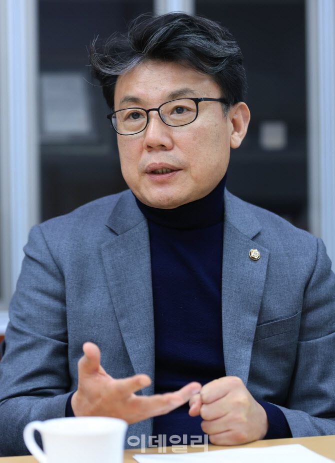 진성준 더불어민주당 의원이 18일 서울 여의도 국회 의원회관에서 이데일리와 인터뷰를 하고 있다.(사진=이데일리 노진환 기자)