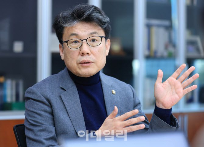 진성준 더불어민주당 의원이 18일 서울 여의도 국회 의원회관에서 이데일리와 인터뷰를 하고 있다.(사진=이데일리 노진환 기자)