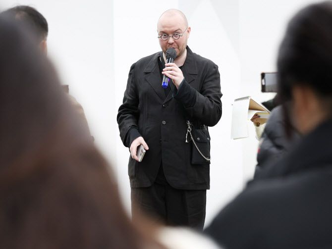 발터 토른베르크 작가가 19일 서울 종로구 아르코미술관에서 열린 아르코 예술창작실 작가전 ‘인 시투’(In Situ) 간담회에서 작품 설명을 하고 있다. (사진=연합뉴스).