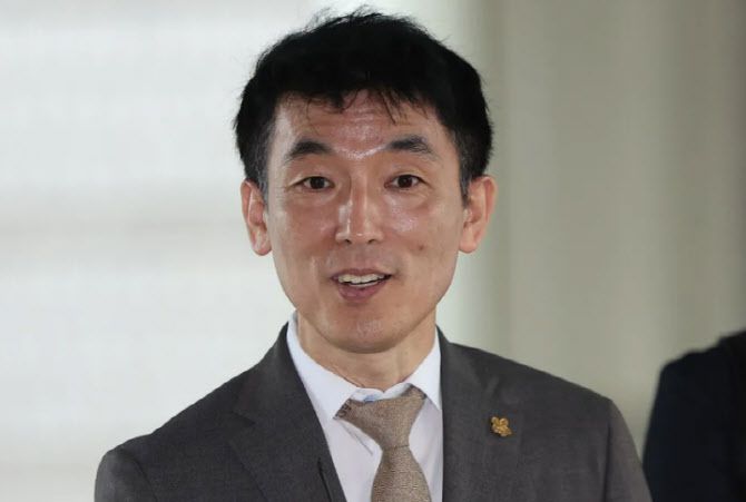 김용현 전 국방부장관에 대한 구속영장 심문이 진행된 지난 6월25일 서초구 서울중앙지방법원에서 김 전 장관의 변호인인 이하상 변호사가 취재진에게 입장을 밝히고 있다. (사진=연합뉴스)