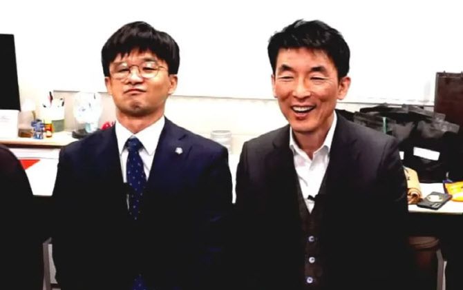 19일 석방 뒤 유튜브 방송 중인 이하상 변호사(오른쪽)와 권우현 변호사. (사진=유튜브 채널 진격의 변호사들 캡처)