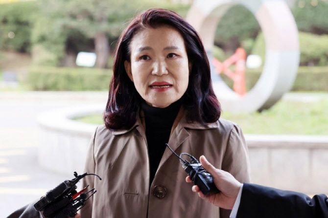 공직선거법, 국가공무원법 위반 혐의로 경찰에 체포됐다가 석방된 이진숙 전 방송통신위원장이 5일 오후 서울 양천구 서울남부지방검찰청에 영등포경찰서장 등에 대한 고발장을 제출하기 전 입장을 밝히고 있다. (사진=뉴시스)