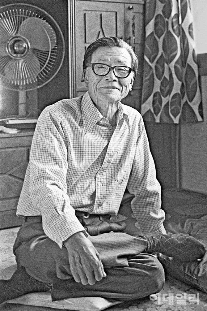 화가 이종우. 사진작가 육명심(1933∼2025)이 1972년부터 제작한 ‘예술가의 초상 시리즈’ 중 ‘이종우’(1979·2021 인화)다. 굳이 작업실이 아닌 집안에 편하게 앉은 모습을 포착해 인간적인 면모가 도드라지게 했다. 종이에 디지털잉크젯프린트, 76.2×50.7㎝. 국립현대미술관 소장.