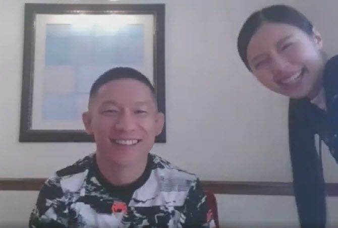 9년 만에 UFC 무대에 복귀하는 호리구치 교치가 화상인터뷰 도중 아내와 함께 환하게 웃고 있다. 사진=화상인터뷰 캡처