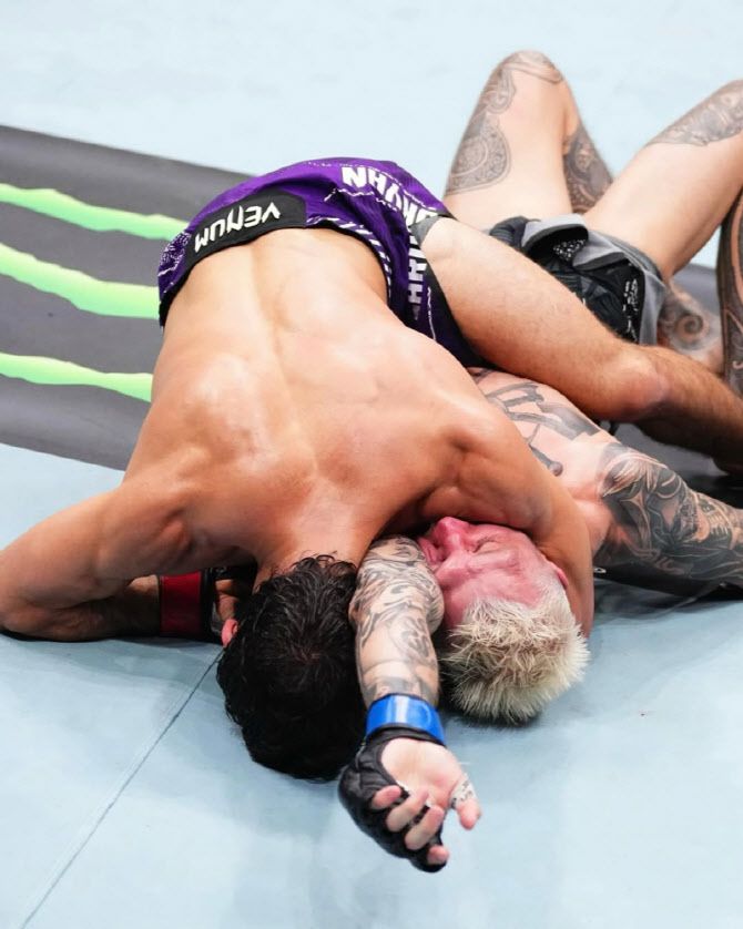 아르만 사루키안이 댄 후커에게 암트라이앵글 초크를 걸어 탭아웃을 받아내고 있다. 사진=UFCㅇㅏ