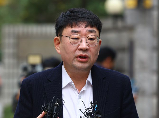 보수 성향 유튜버 ‘신의한수’ 신혜식씨가 13일 오전 서울 종로구 서울경찰청 앞에서 ‘서부지법 난동 사태’의 배후 수사와 관련해 피의자 신분으로 소환 전 입장을 밝히고 있다. (사진=뉴시스)