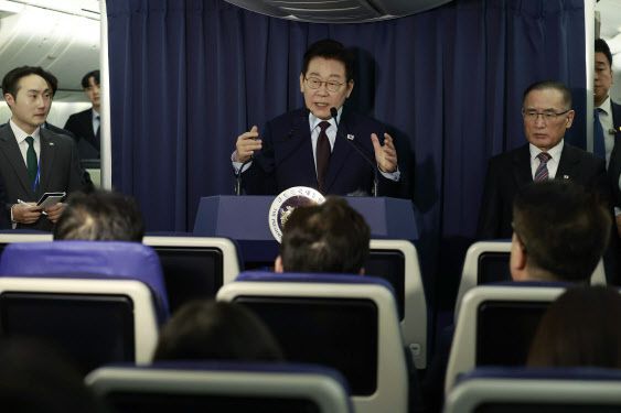 이재명 대통령이 23일(현지시간) G20 정상회의 일정을 마치고 남아프리카공화국에서 다음 방문지인 튀르키예로 향하는 공군 1호기에서 순방 기내 기자간담회를 하고 있다. (사진=연합뉴스)