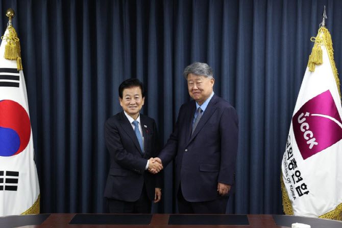 정동영(왼쪽) 통일부 장관과 김종협 한국교회총연합 대표회장[통일부 제공]