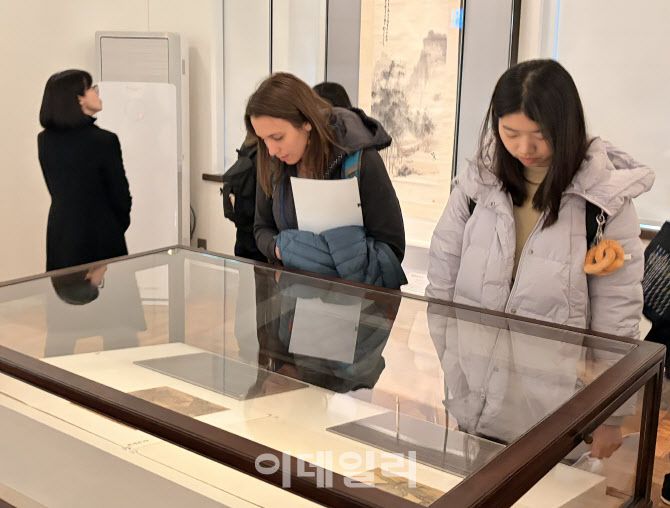 간송미술관에서 전시를 관람 중인 외국인 여행객들 (사진=이민하 기자)