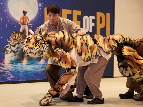 26일 서울 강남구 GS아트센터에서 열린 공연 ‘라이프 오브 파이’ 간담회에서 배우들이 벵골호랑이 리처드 파커를 연기하고 있다(사진=에스앤코).
