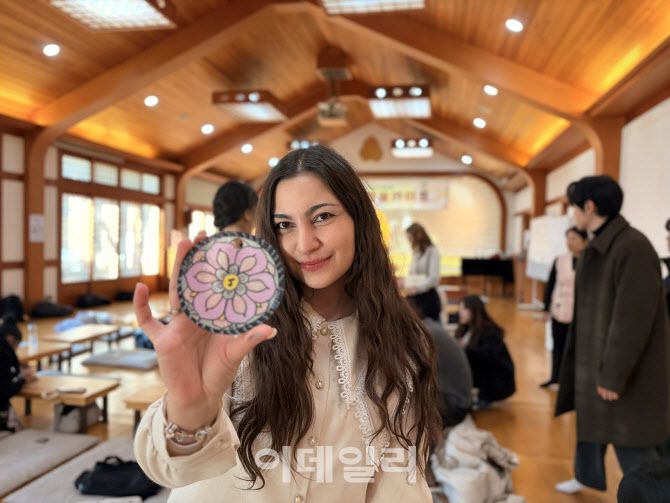 길상사 템플스테이에서 단청 키링을 만든 외국인 여행객 (사진=이민하 기자)