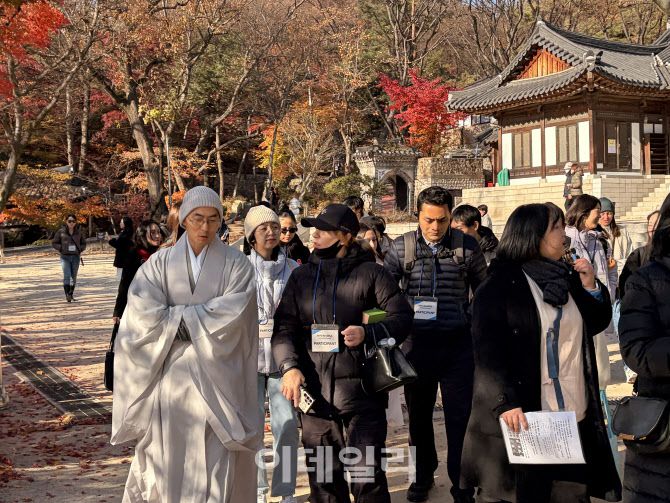 길상사에서 스님과 산책을 하고 있는 외국인 여행객들 (사진=이민하 기자)