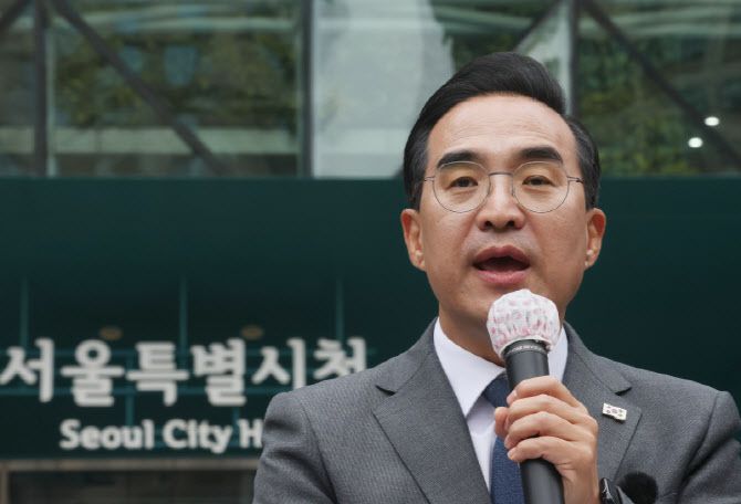 박홍근 더불어민주당 의원이 26일 서울시청 앞에서 서울시장 선거 출마 선언을 하고 있다. (사진=연합뉴스)