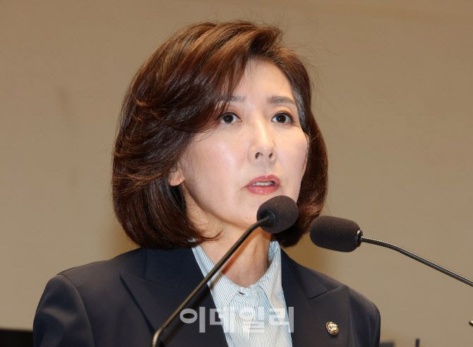 [이데일리 방인권 기자] 나경원 국민의힘 의원이 29일 서울 여의도 국회에서 열린 국민의힘 정책의원총회에서 발언을 하고 있다.