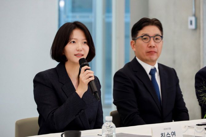 27일 네이버 데이터센터 ‘각 세종’에서 네이버 최수연 대표, 네이버클라우드 김유원 대표가 김민석 국무총리 등 정부 관계자들과 국가 AI 경쟁력 강화를 위한 정부와 기업의 다양한 협력 방안을 논의하고 있다.