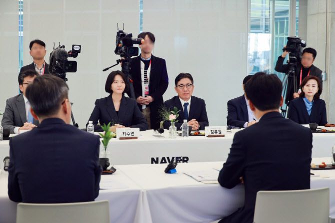 27일 네이버 데이터센터 ‘각 세종’에서 네이버 최수연 대표, 네이버클라우드 김유원 대표가 김민석 국무총리 등 정부 관계자들과 국가 AI 경쟁력 강화를 위한 정부와 기업의 다양한 협력 방안을 논의하고 있다.