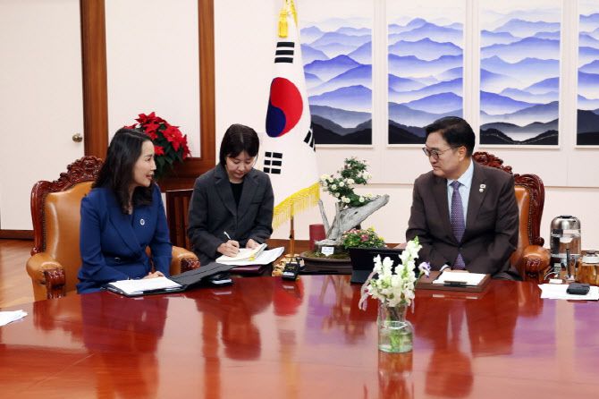 박현남 주한독일상공회의소 회장(왼쪽)이 우원식 국회의장과 환담을 나누고 있다. (사진=주한독일상공회의소)