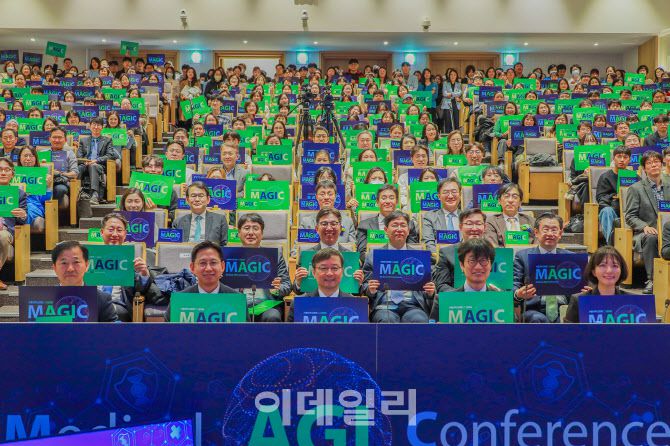 28일 서울시 종로구 서울대학교병원에서 열린 ‘메디컬 AGI 행사’에서 최수연(앞줄 오른쪽부터) 네이버 대표, 이해진 네이버 의장, 김영태 서울대학교병원장, 배경훈 부총리 겸 과학기술정보통신부 장관 등이 기념사진을 촬영하고 있다.(사진=네이버)