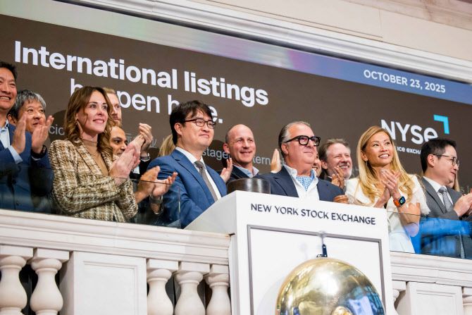 장마감종 울리는 세레모니에서 230개 초청기업 대표로 김녹원 딥엑스 대표가 타종하고 있다. 사진=딥엑스