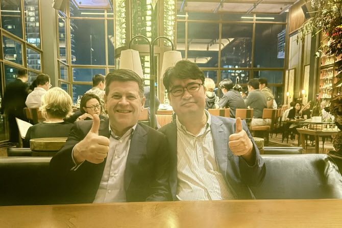 밥 맥코이(Bob McCooey) 나스닥의 부회장(Vice Chairman) 겸 해외 상장 담당 이사(왼쪽)가 지난 19일  김녹원 딥엑스와 싱가포르에서 만나 딥엑스의 월가 진출에 대해 협의했다. 사진=딥엑스