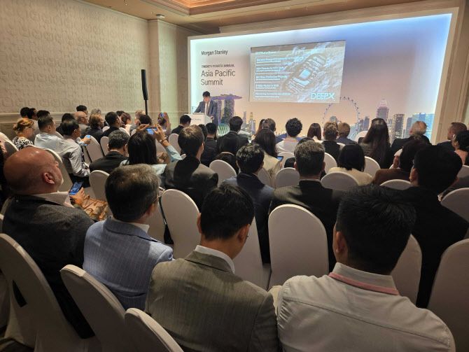 지난주 싱가포르에서 열린 모건 스탠리 아시아 퍼시픽 서밋에서 발표하고 있는 김녹원 딥엑스 대표. 사진=딥엑스