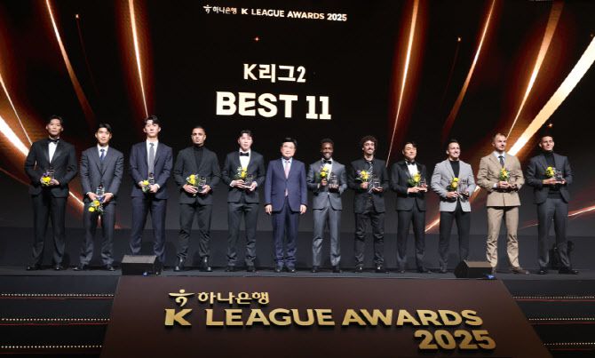 1일 서울 서대문구 스위스그랜드호텔에서 열린 K리그 2025 대상 시상식에서 K리그2 베스트일레븐에 선정된 선수들과 권오갑 한국프로축구연맹 총재가 기념촬영을 하고 있다. 왼쪽부터 인천 유나이티드 민성준, 이주용, 김건희, 성남FC 베니시오, 신재원, 권 총재, 인천 유나이티드 제르소, 전남 드래곤즈 발디비아, 인천 유나이티드 이명주, 서울이랜드FC 에울레르, 인천 유나이티드 무고사, 성남FC 후이즈. 사진=연합뉴스