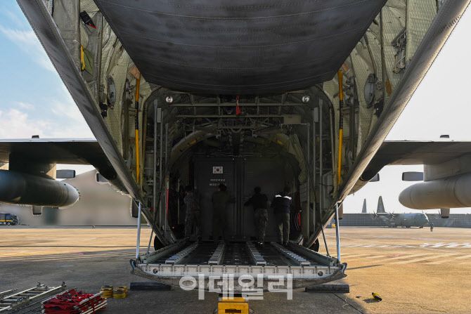 크리스마스 공수작전에 참가하기 위해 공군 제5공중기동비행단 소속 공정화물의장사들이  C-130H 수송기에 화물을 적재하고 있다. (사진=공군)