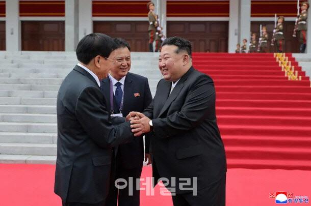 북한 노동당 창건 80주년 경축 행사 참석차 평양을 찾은 통룬 시술릿 라오스 국가주석(왼쪽)의 환영의식이 지난 10월 진행됐다. [조선중앙통신=연합뉴스 제공]