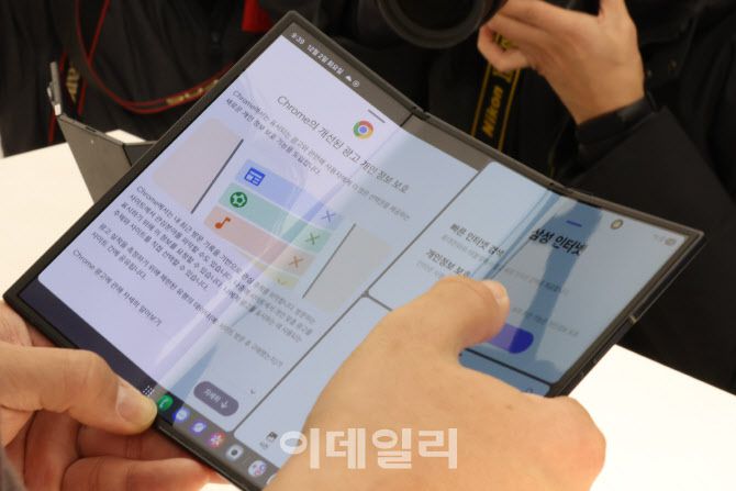 [이데일리 이영훈 기자] 2일 서울 삼성 강남에서 열린 ‘삼성전자 갤럭시Z 트라이폴드 출시 미디어데이’에서 방문객들이 갤럭시Z 트라이폴드를 체험해보고 있다.