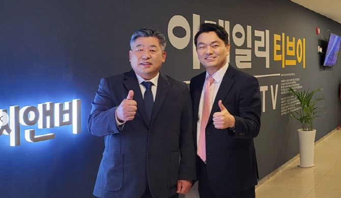 [사진=이데일리TV] 김선철 스콜라스 대표(사진 좌측)가 '어쨌든 경제' 방송을 마친 후 스튜디오 앞에서 유은길 경제전문기자(사진 우측)와 기념 촬영을 하고 있다.