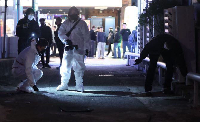 지난 3일 오후 경남 창원시 마산회원구 합성동 한 모텔 앞에서 경찰이 현장을 살피고 있다. 이날 오후 해당 모텔에서 흉기 사건이 발생해 3명이 숨지고 1명이 중상을 입었다. (사진=연합뉴스)