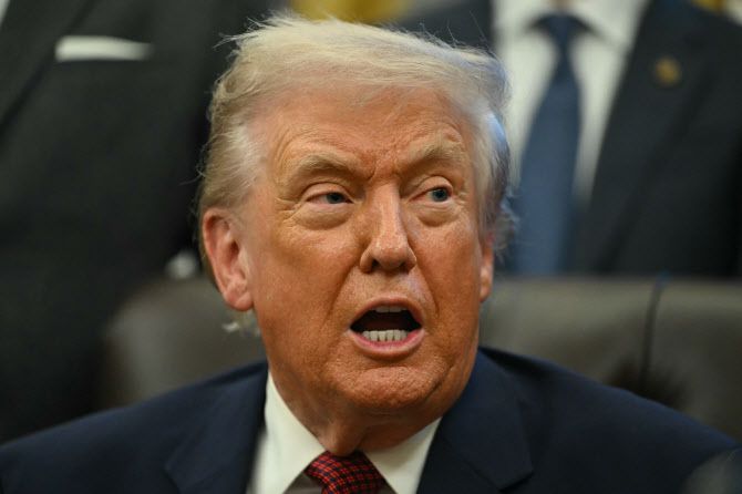 3일(현지시간) 백악관 집무실에서 자동차 연비 기준 완화를 발표하는 도널드 트럼프 미국 대통령(사진=AFP)