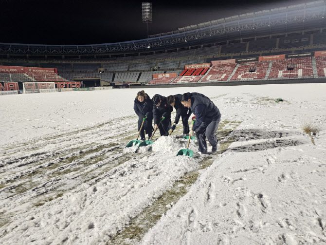 제설 작업을 하는 부천FC 직원들. 사진=부천FC