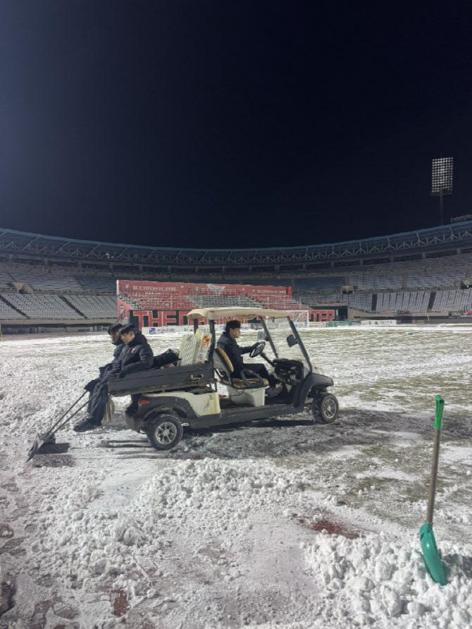 부천FC 직원들이 제설 작업을 하고 있다. 사진=부천FC