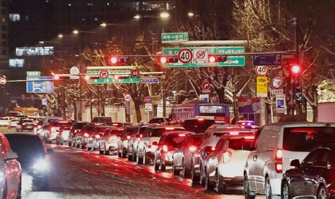 4일 오후 11시쯤 서울 종로구 경복궁역 인근에서 시내로 향하는 차량들이 눈길에 정체를 빚고 있는 모습. (사진=연합뉴스)