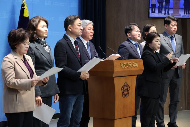 조국혁신당 서왕진 원내대표를 비롯한 의원단이 5일 서울 여의도 국회 소통관에서 ‘내란 전담 재판부 특별법’의 위헌 소지를 없앨 수 있는 대안을 발표하는 기자회견을 하고 있다. (사진=연합뉴스)
