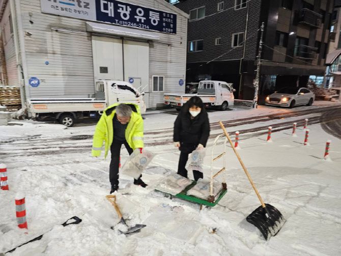 지난 4일 밤 내린 눈으로 도로 곳곳에 쌓인 눈을 치우고 있는 수원시 공무원들.(사진=이재준 수원시장 페이스북)