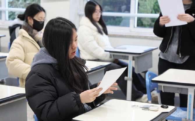 2026학년도 대학수학능력시험 성적표가 배부된 5일 오전 부산 금정구 동래여자고등학교 3학년 교실에서 학생들이 자신의 수능 성적을 확인하고 있다. (사진=연합뉴스)