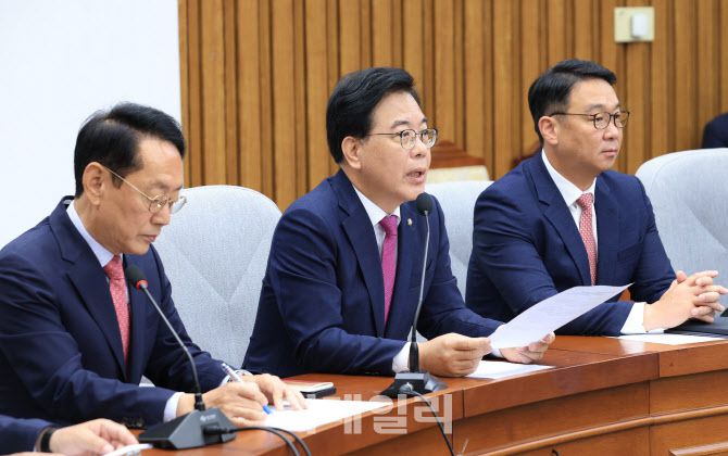 [이데일리 노진환 기자] 송언석 국민의힘 원내대표가 23일 오전 서울 여의도 국회에서 열린 원내대책회의에서 모두발언을 하고 있다.